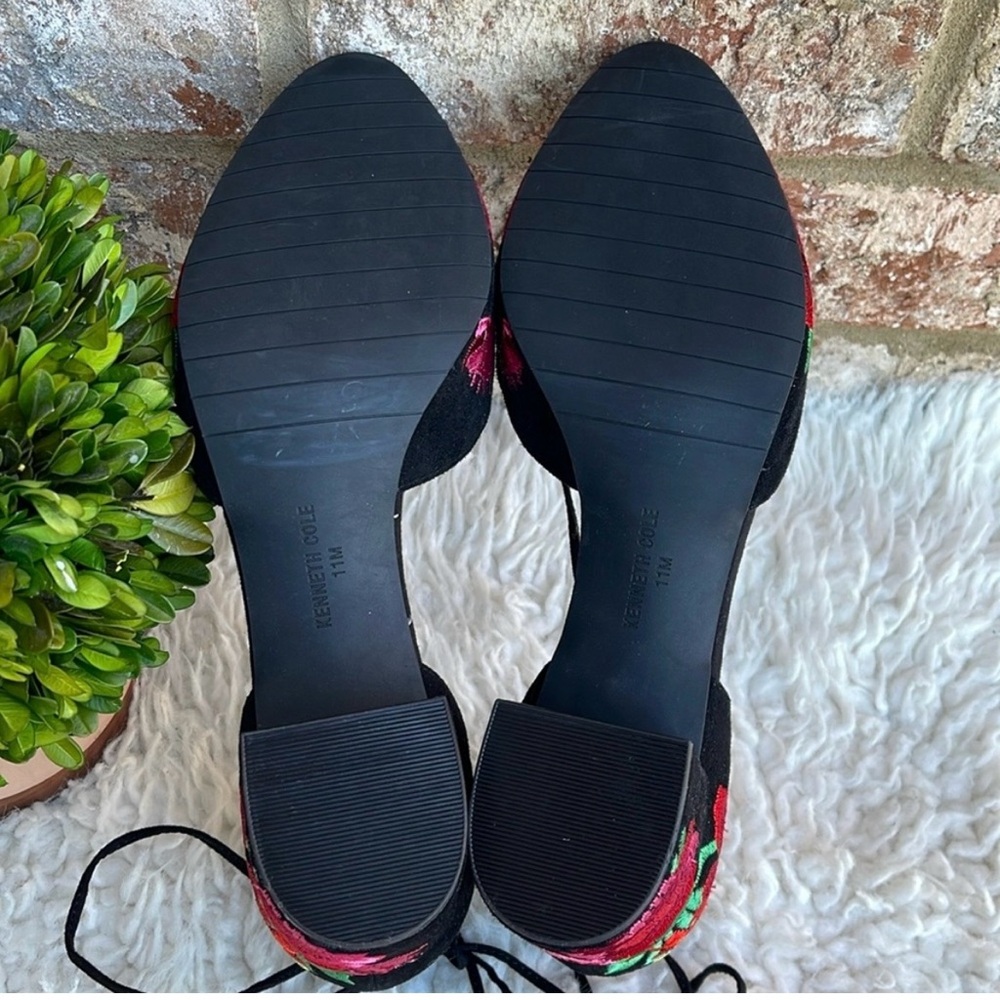 New 100% Exclusive Kenneth Cole Tessa Embroidered Lace Up Block Heel Pumps
Sz 11 - Picture 7 of 10